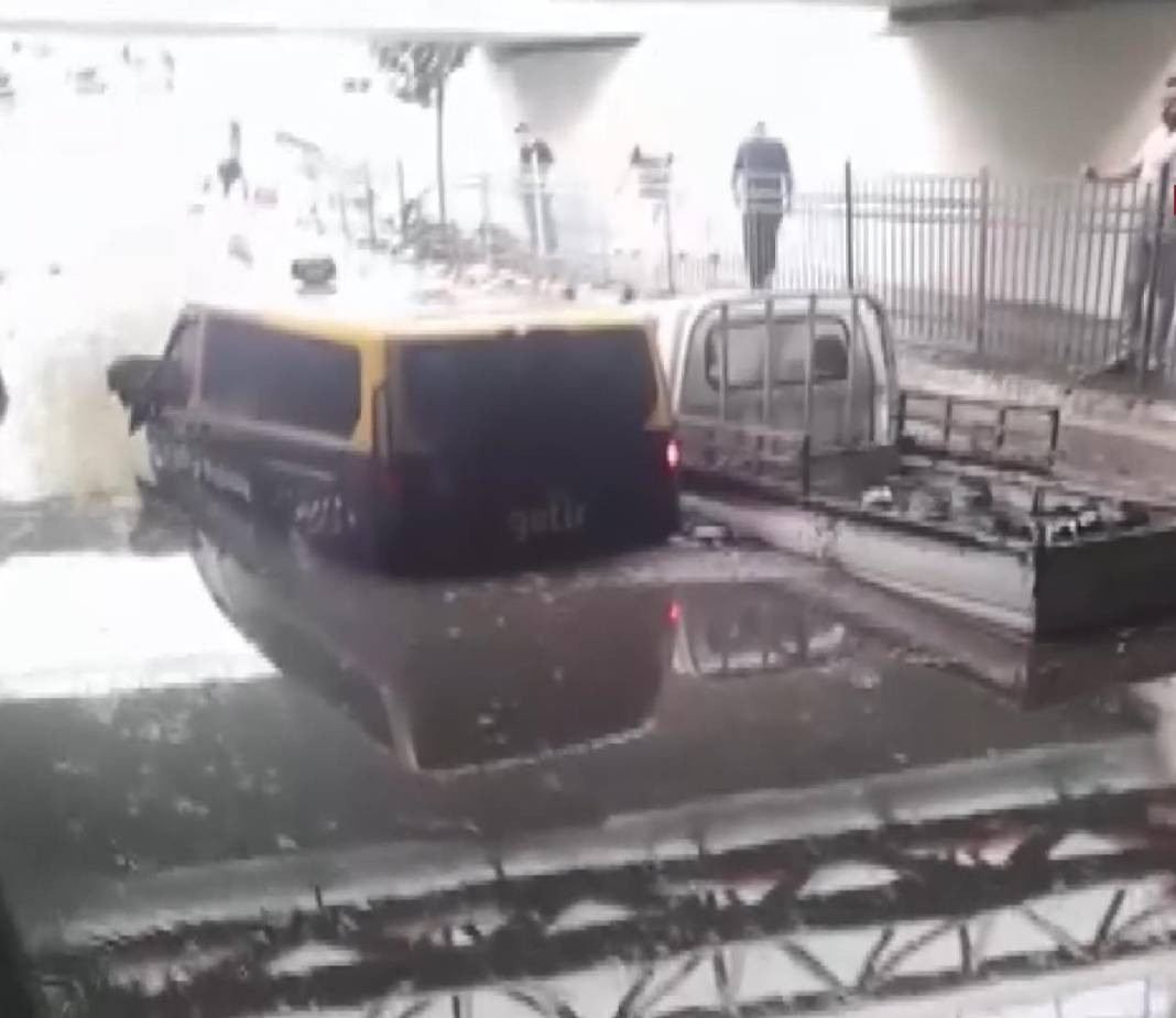 İstanbul'da sağanak hayatı felç etti! Araçlar sular altında kaldı - Resim: 70